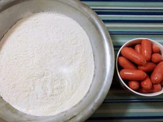 1、糖果肠饺,准备原材料面粉和宝宝肠备用