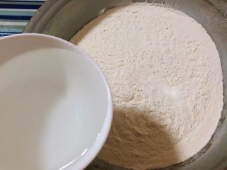 2、糖果肠饺,面粉添加适量清水搅拌成絮状再活成面团
