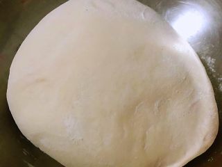 3、糖果肠饺,活好的面团醒制半个小时成光滑状