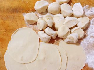 4、糖果肠饺,面条揉好切成小剂子干成饺子皮