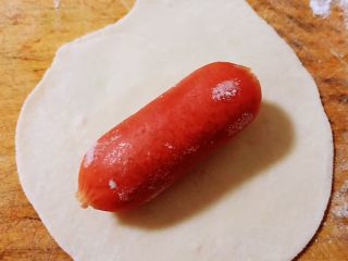5、糖果肠饺,宝宝肠放在饺子皮中间