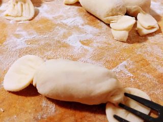 7、糖果肠饺,用叉子在饺子两侧压出褶皱更加美观