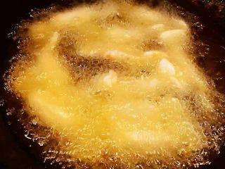 8、糖果肠饺,锅中倒入油加热至七成热依次放入糖果肠饺炸起来