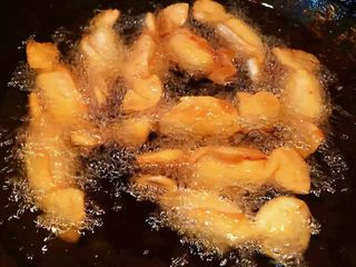 9、糖果肠饺,炸制过程中要不停的翻动饺子会慢慢漂浮起来