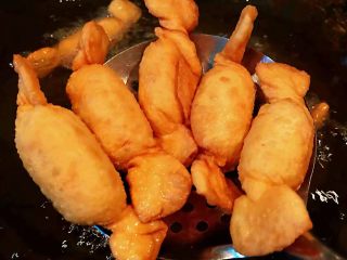 10、糖果肠饺,饺子炸至两面金黄色即可出锅享用