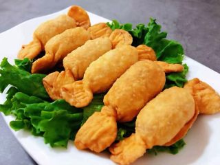 11、糖果肠饺,生菜洗净沥干水份摆入盘中再依次摆上炸好的糖果肠饺