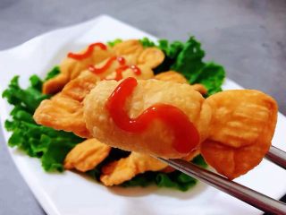 14、糖果肠饺,淋上适量的番茄沙司吃起来口感别有一番滋味