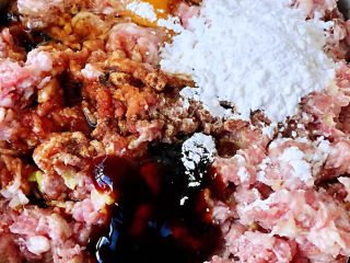 2、豆皮蒸肉卷,放入调味料油、蚝油、一品鲜酱油、香油、黑胡椒粉、淀粉，打入一个鸡蛋