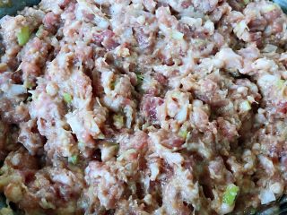 3、豆皮蒸肉卷,将所有的调味料搅拌均匀煨制入味