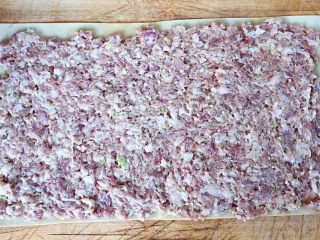 4、豆皮蒸肉卷,将所有的调味料搅拌均匀煨制入味