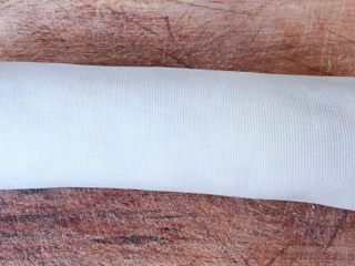 5、豆皮蒸肉卷,豆皮顺着一个方向紧紧的卷起来