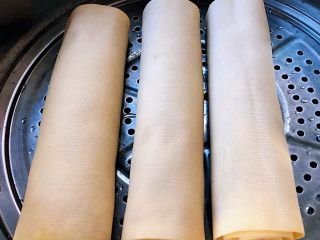 6、豆皮蒸肉卷,豆皮卷肉馅依次做好放入蒸锅大火蒸25分钟