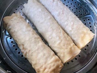 7、豆皮蒸肉卷,蒸好的豆皮卷肉肉满屋飘香好诱人哦