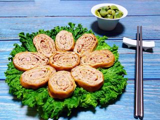 8、豆皮蒸肉卷,蒸好的豆皮肉卷晾凉可以放冰箱冷藏一个小时取出切成1-2厘米的片状摆入盘中