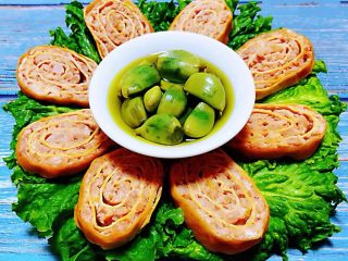 12、豆皮蒸肉卷,豆皮蒸肉卷搭配腊八蒜一起吃就是超级享受噢