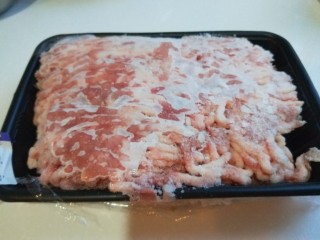 1、蛋液灌饺  新文美食,猪肉馅冷冻的，拿出来放半小时后切成小块，只用100克，其余的放入冰箱冷冻。