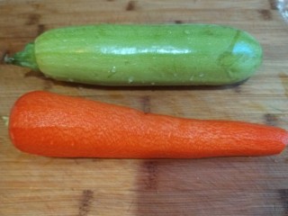 2、蛋液灌饺  新文美食,西葫芦洗干净，胡萝卜去皮。