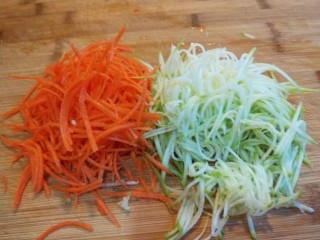 3、蛋液灌饺  新文美食,全部擦丝。