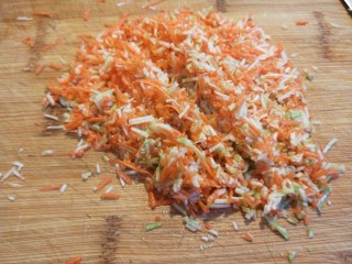 4、蛋液灌饺  新文美食,在剁碎，撒上一勺盐淹出水分挤出水分。