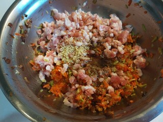 6、蛋液灌饺  新文美食,加入五香粉，白胡椒粉，鸡精，香油，老抽，盐？