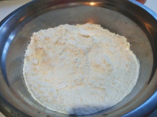 8、蛋液灌饺  新文美食,一百克面粉。