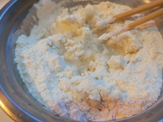 9、蛋液灌饺  新文美食,倒入开水搅拌成絮。