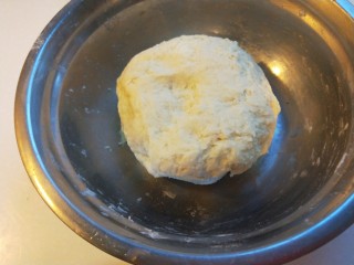 10、蛋液灌饺  新文美食,在揉成面团，合好的面团不是光滑的，要醒放半小时在揉一揉就光滑了。