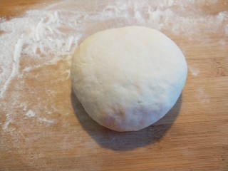 11、蛋液灌饺  新文美食,醒好的面团可以在放案板揉一揉。