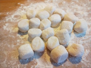 13、蛋液灌饺  新文美食,切成饺子剂子。