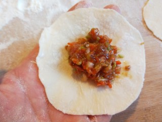 14、蛋液灌饺  新文美食,轧出面团放上馅料。