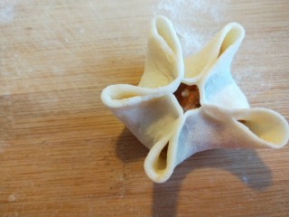 15、蛋液灌饺  新文美食,捏出五个角？