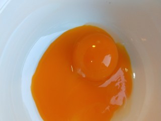 17、蛋液灌饺  新文美食,鸡蛋黄两个。