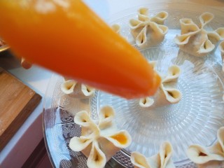 18、蛋液灌饺  新文美食,在把蛋黄灌入花瓣里？