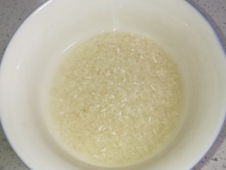 6、粥品元气#八宝粥#(创建于30/11~2017),大米洗过并浸泡半小时。