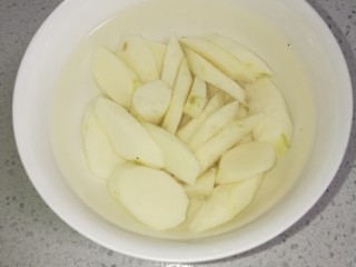 7、粥品元气#八宝粥#(创建于30/11~2017),山药去皮，洗净，在盐水浸泡片刻。