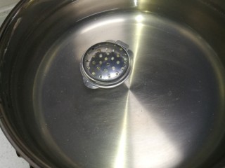 9、粥品元气#八宝粥#(创建于30/11~2017),起锅注水，放入黄芪料盒，大火烧开。