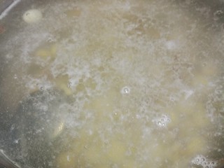 10、粥品元气#八宝粥#(创建于30/11~2017),加入芡实、莲子、薏仁米、茯苓。继续用中小煮20分钟。