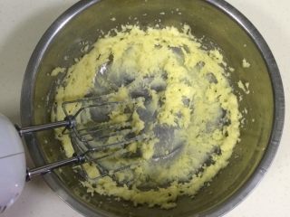 4、葡萄干奶酥,用打蛋器打发黄油,直到体积膨松,颜色略变浅。