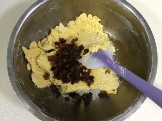 9、葡萄干奶酥,加入切碎的葡萄干。