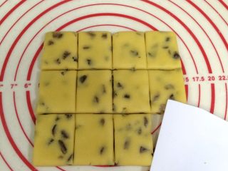 12、葡萄干奶酥,切成小长方形的块状。