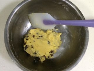 10、葡萄干奶酥,继续翻拌均匀。