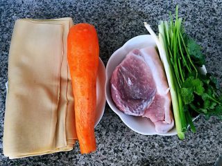 1、京酱肉丝,准备原材料猪肉、豆皮、胡萝卜、香菜、葱还有忘了拍的黄瓜噢