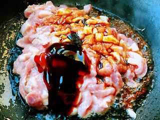 6、京酱肉丝,锅中倒入油加热至六成热放入煨制好的肉丝再倒入一品鲜酱油、蚝油