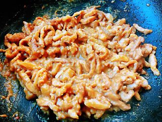 7、京酱肉丝,肉丝炒至变色熟透调味均匀即可出锅享用