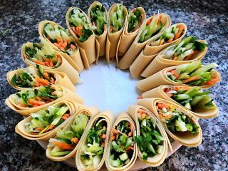 8、京酱肉丝,豆皮菜卷依次摆入盘中摆成花朵形美极了