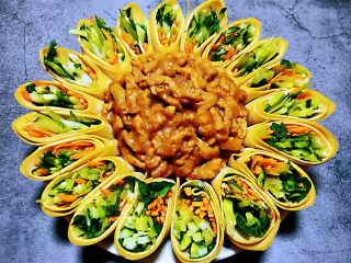 9、京酱肉丝,将炒好的肉丝摆在菜卷的中间就大功告成啦