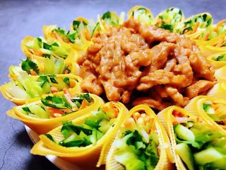 12、京酱肉丝,香浓的肉丝和豆皮菜卷混搭着吃口感棒极了