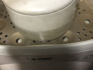 5、红枣黑米粥,加盖炖煮1小时。