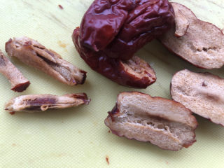 7、红枣黑米粥,红枣去核。