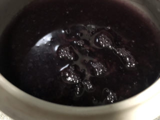 8、红枣黑米粥,开盖搅拌一下。